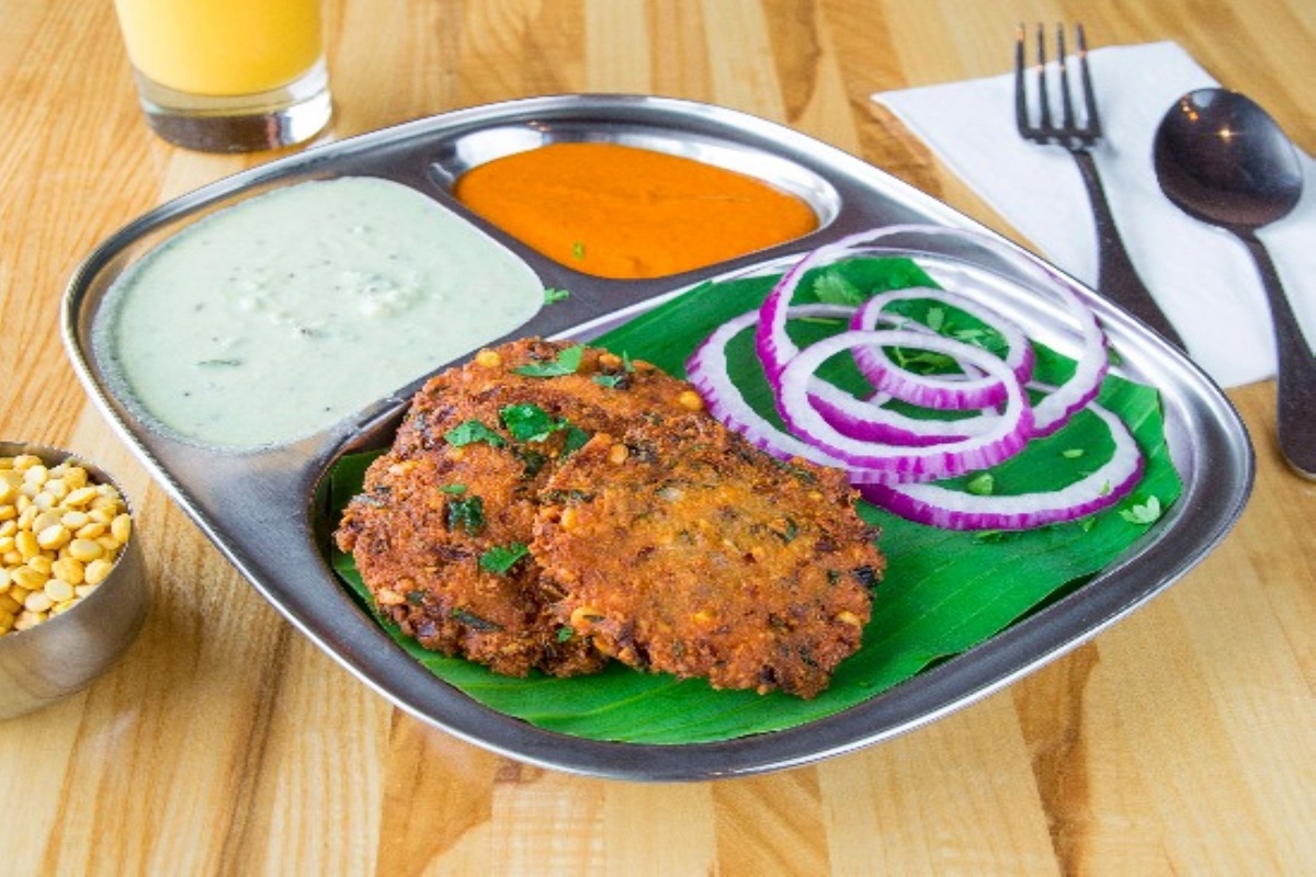 Best Masala vada with chutneys and onion